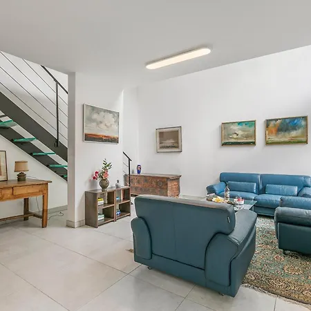 La Marenda - City Center Apartment With Terrace Garden - Happy Rentals